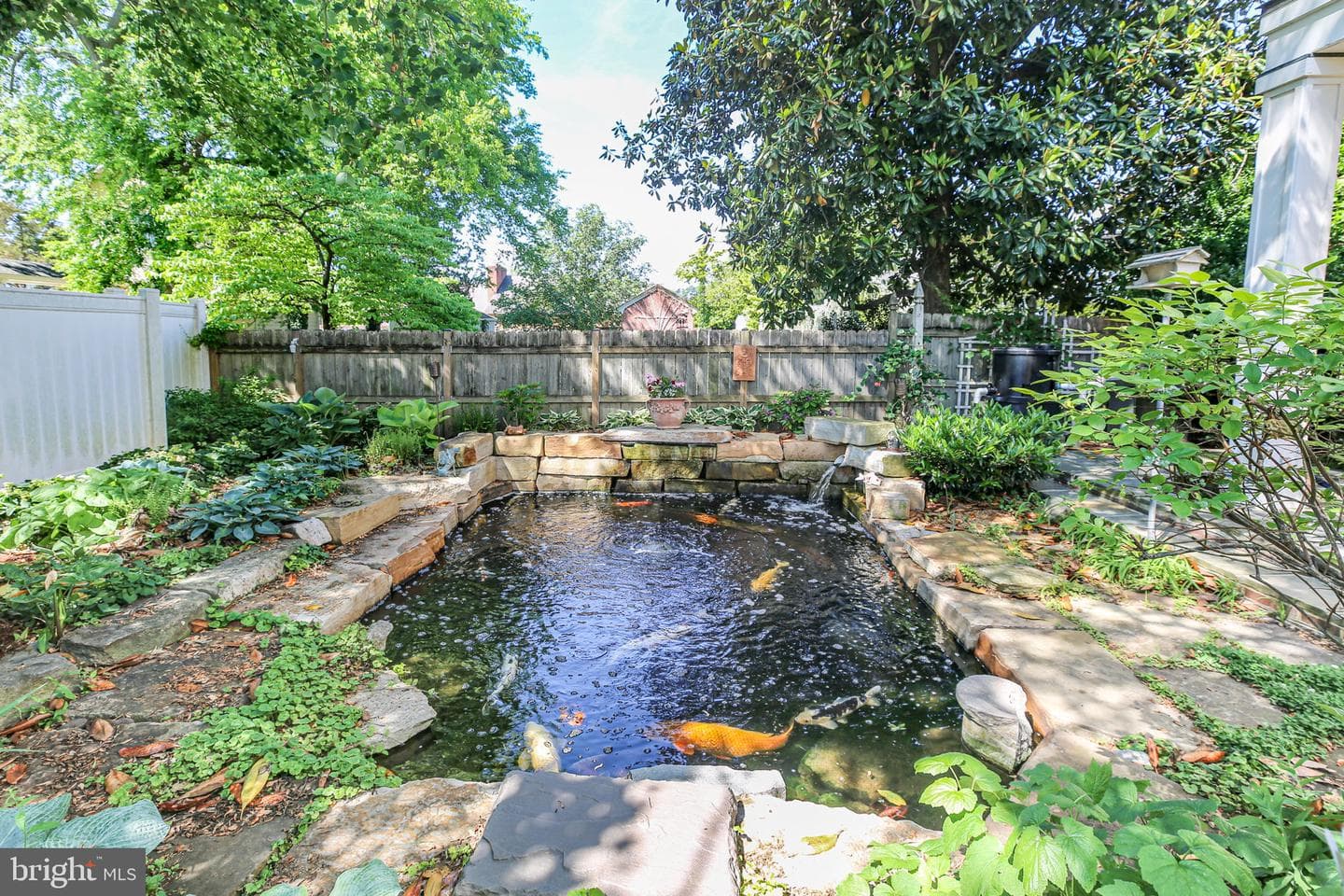 610 Lewis St photo 2