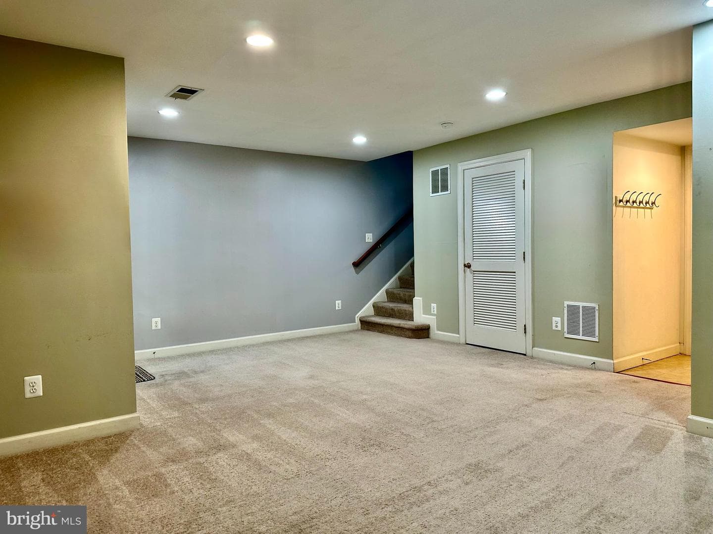 1040 Hotchkiss Place photo 25