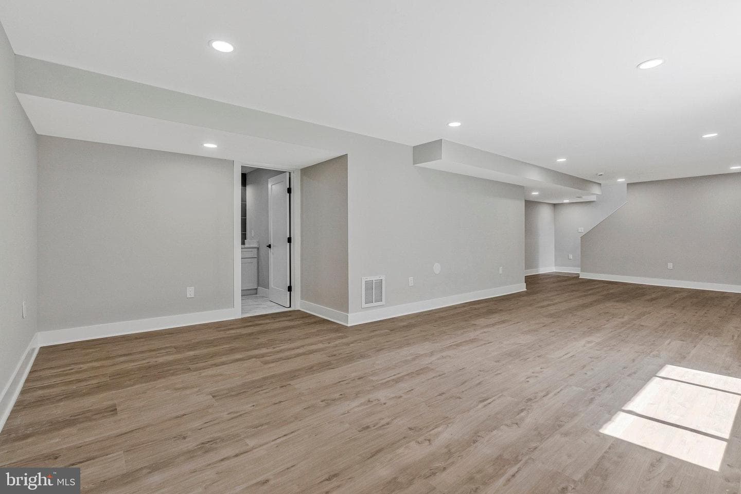 10211 Stratford Avenue photo 37