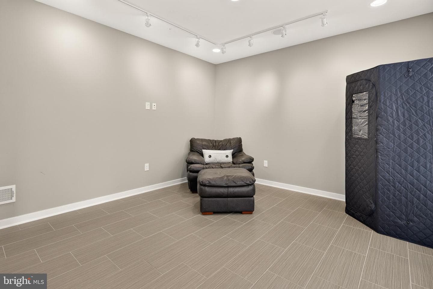 3957 Oak Street photo 7
