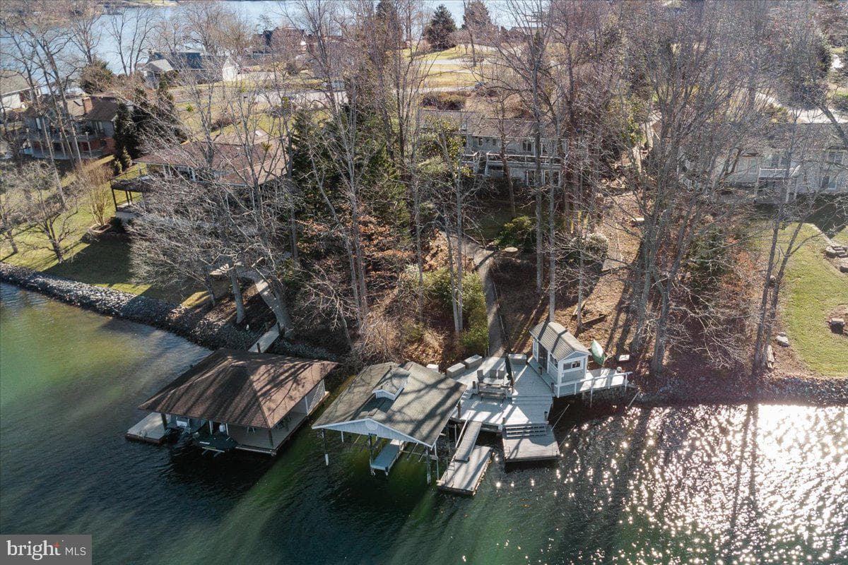 1031 Lakemount Drive photo 1