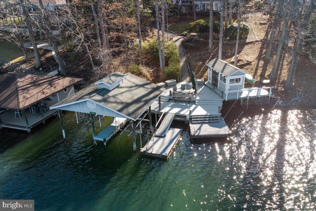1031 Lakemount Drive photo 4