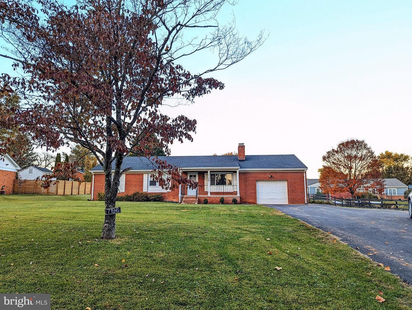 7196 Airlie Road photo 3