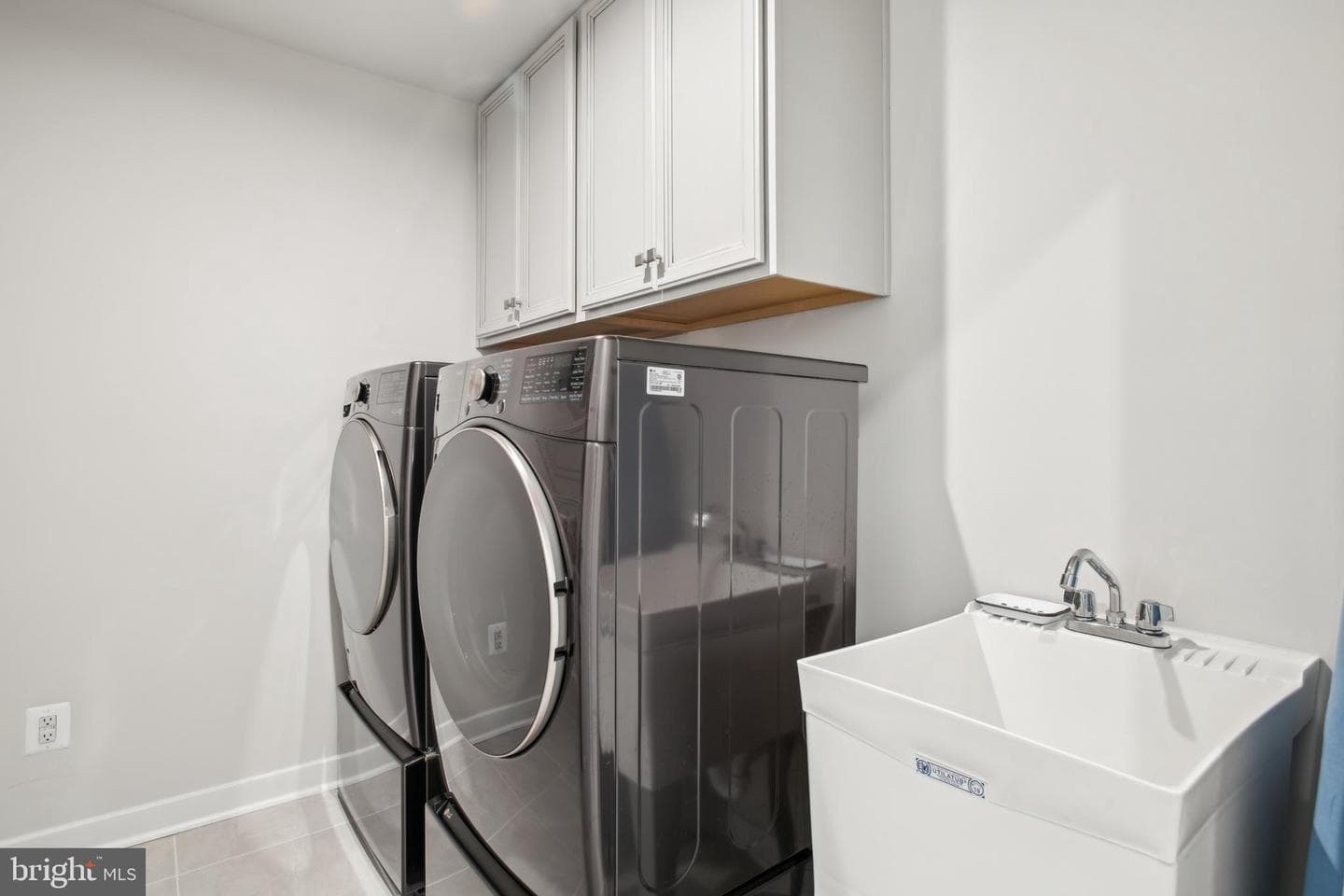 8015 International Drive photo 30
