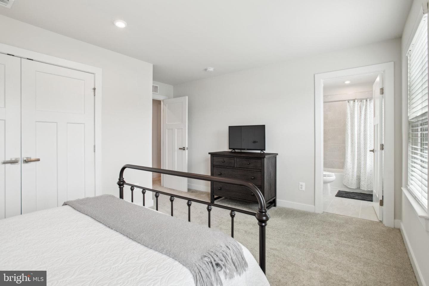 8015 International Drive photo 32