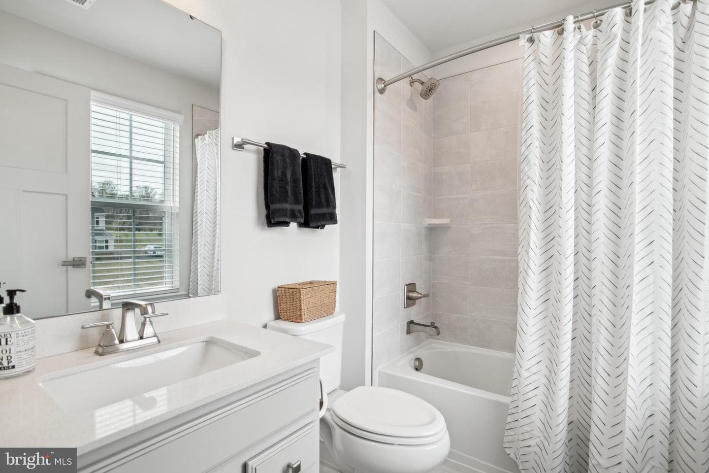 8015 International Drive photo 33