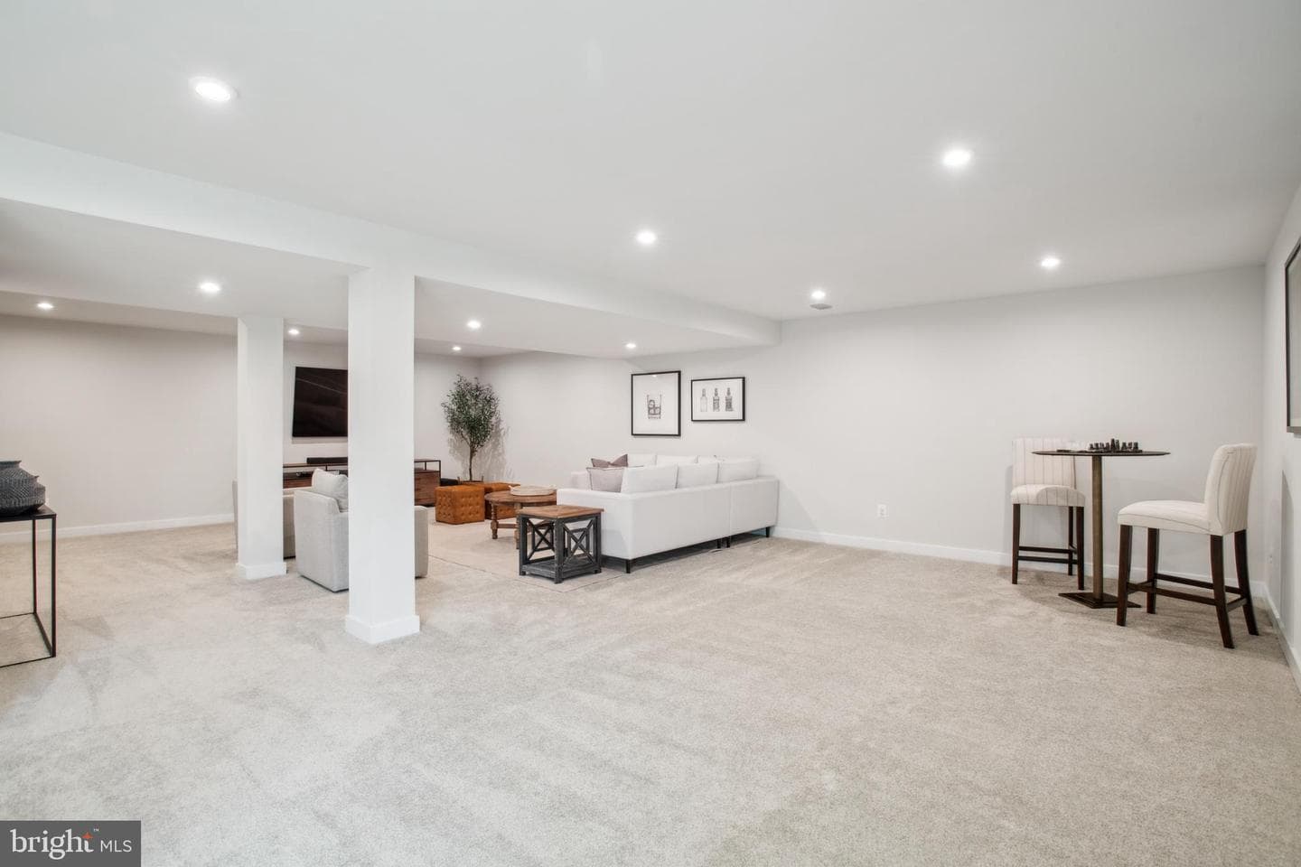 8015 International Drive photo 37