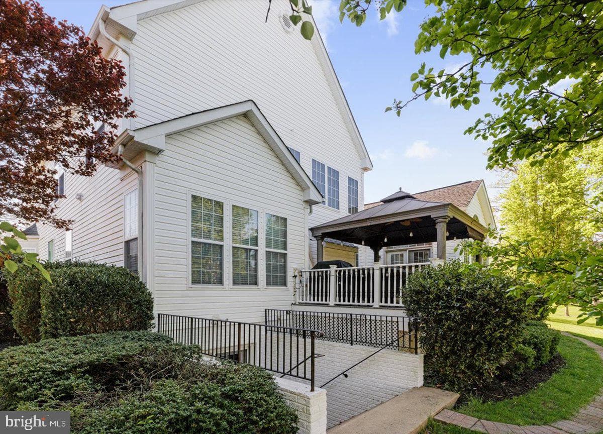 7135 Hills Lane photo 4