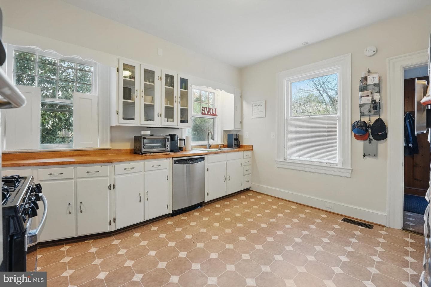 535 Winchester Street photo 11