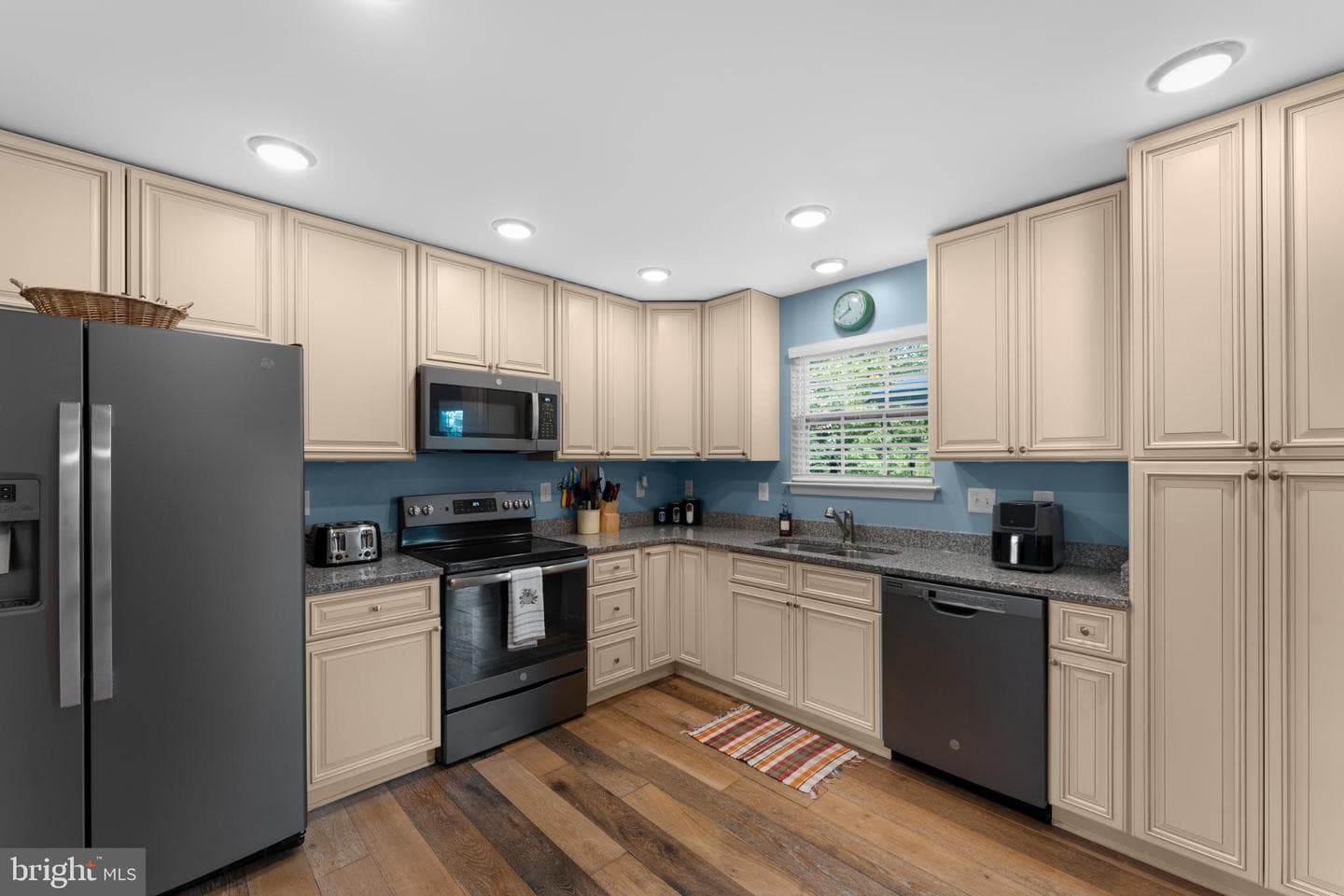 221 Linden Street photo 14
