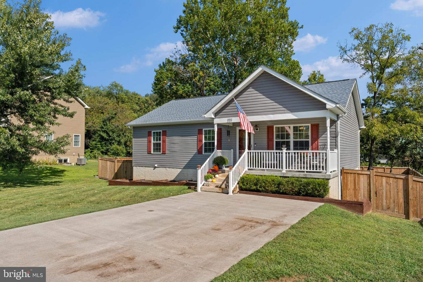 221 Linden Street photo 2