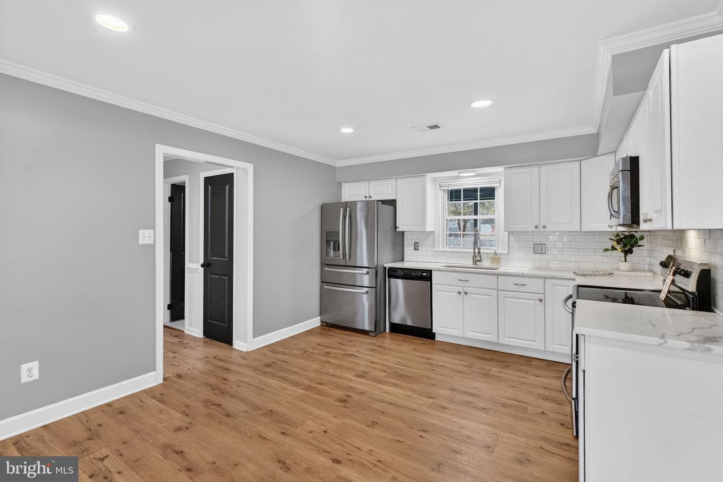 6389 Lancaster Drive photo 18