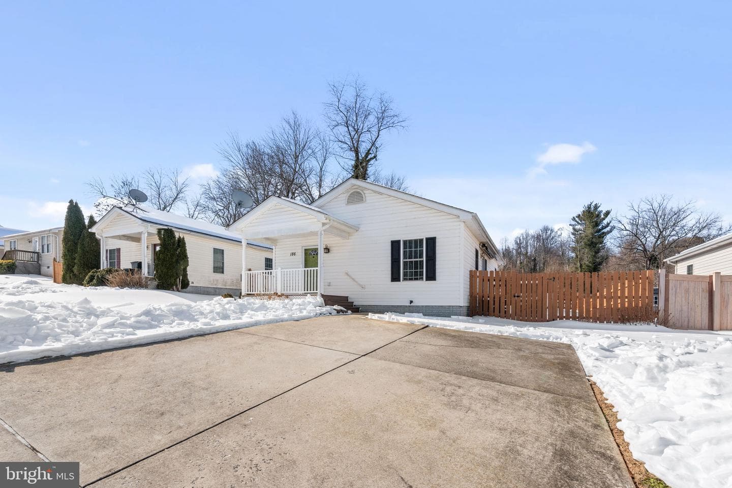 186 Sterling Court photo 3