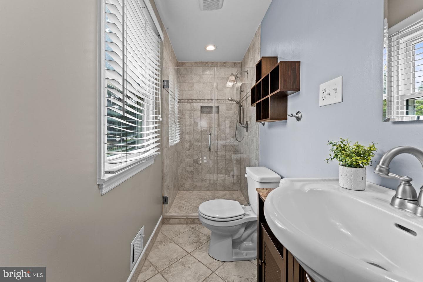 5576 Jaclyn Drive photo 7
