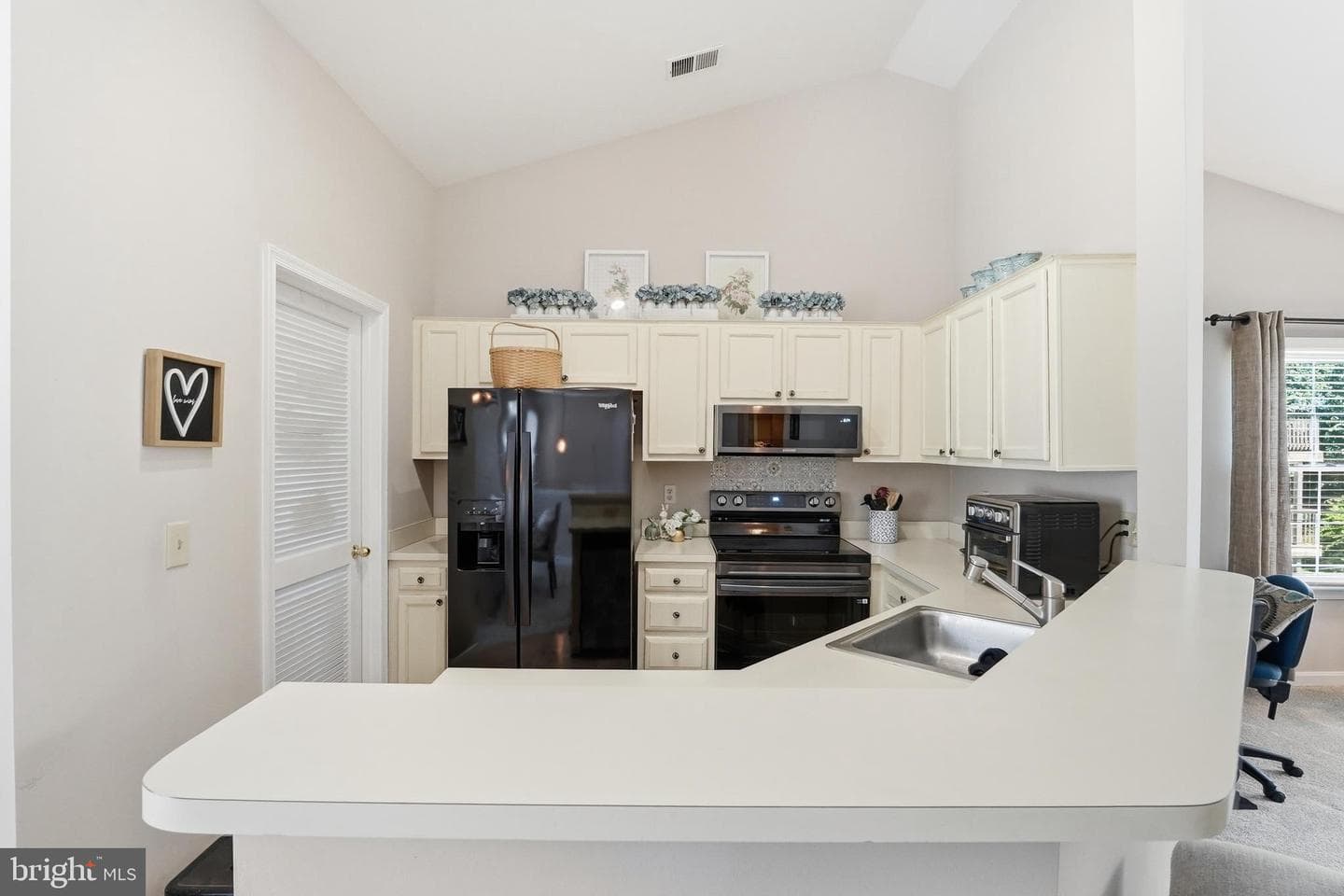 210 Fernwood Place photo 8