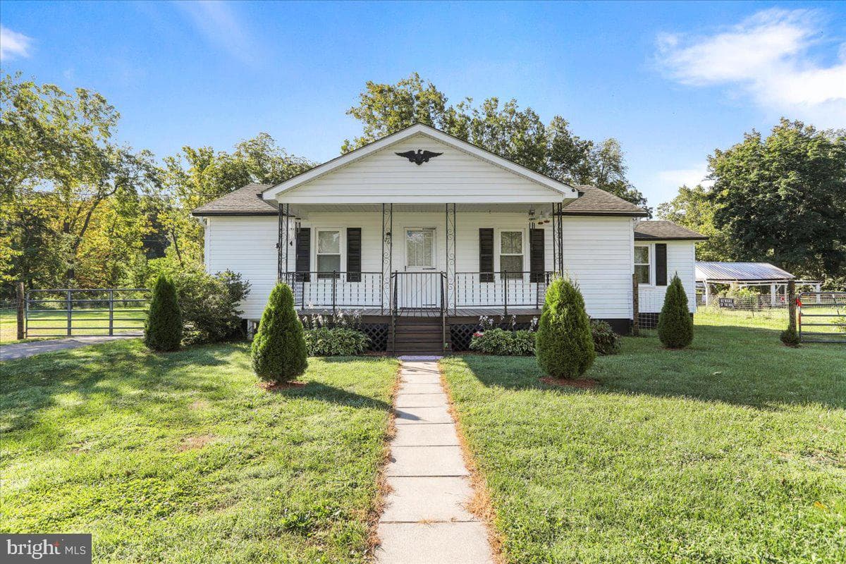 261 Middle Lane photo 1