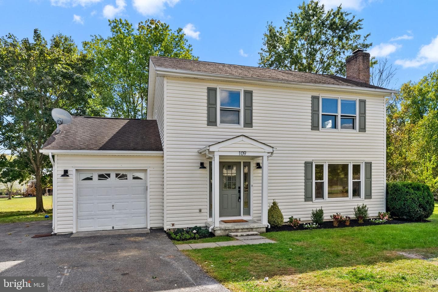 109 Columbia Circle photo 2