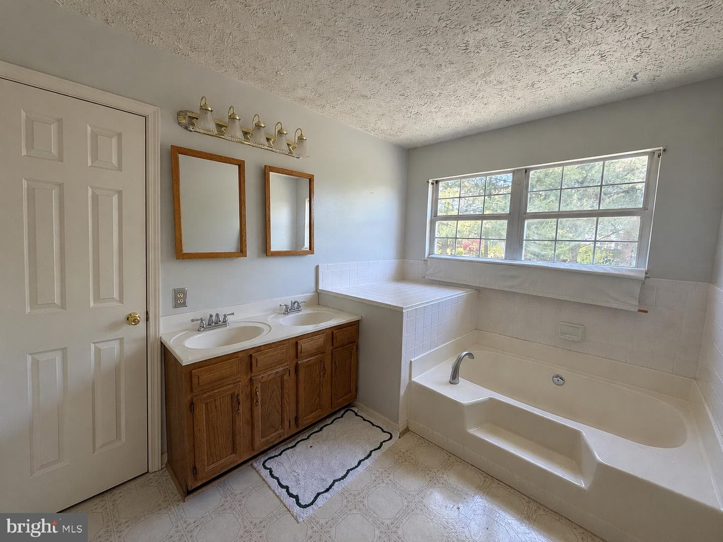 407 Tamarack Circle photo 23
