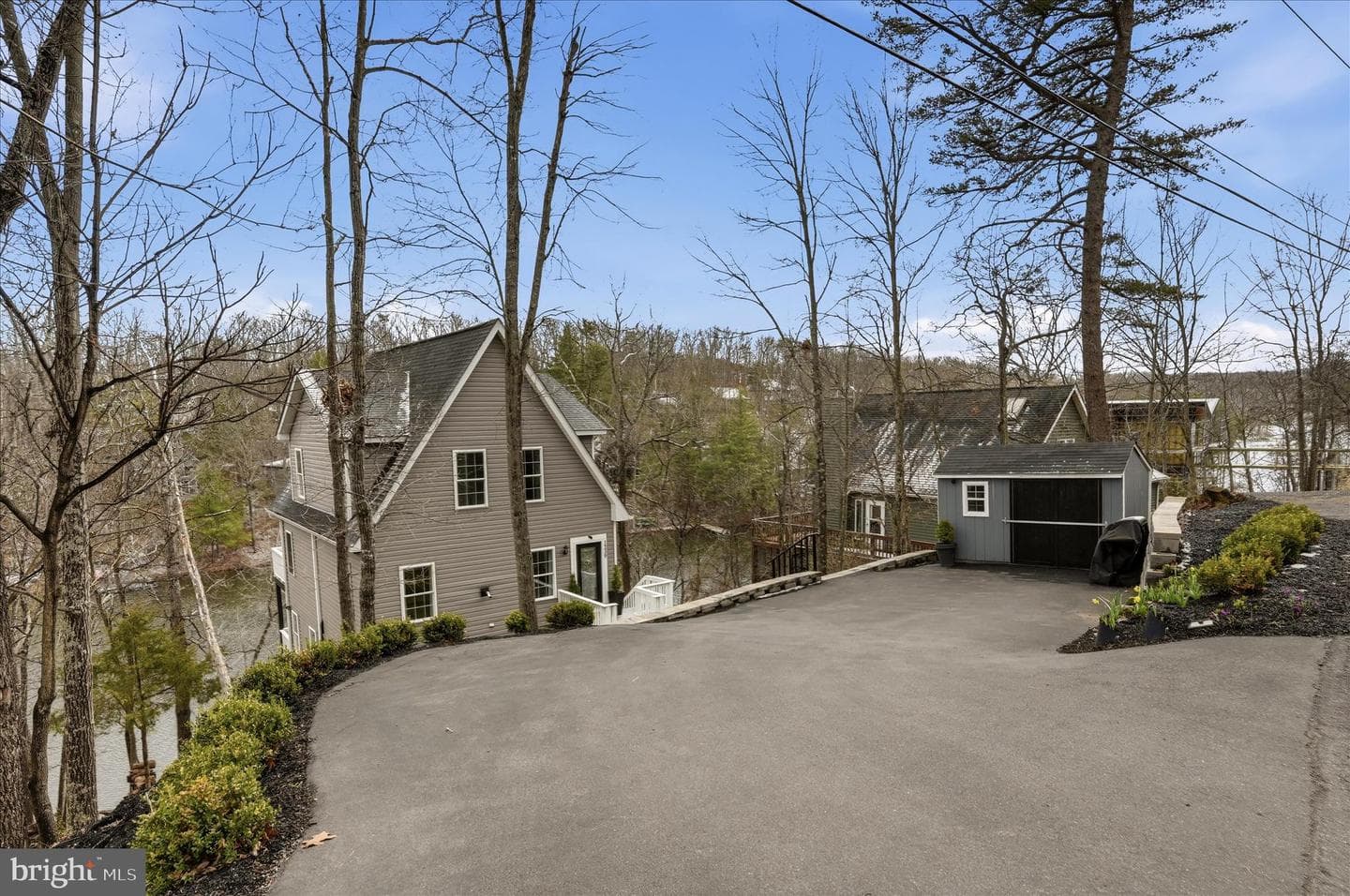 1239 Lakeview Dr photo 3