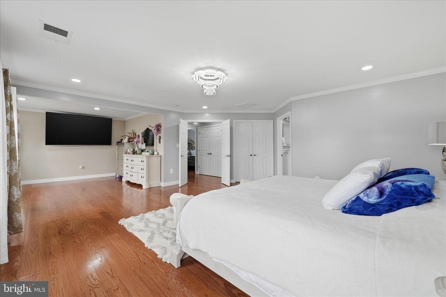 107 Paris Court photo 28