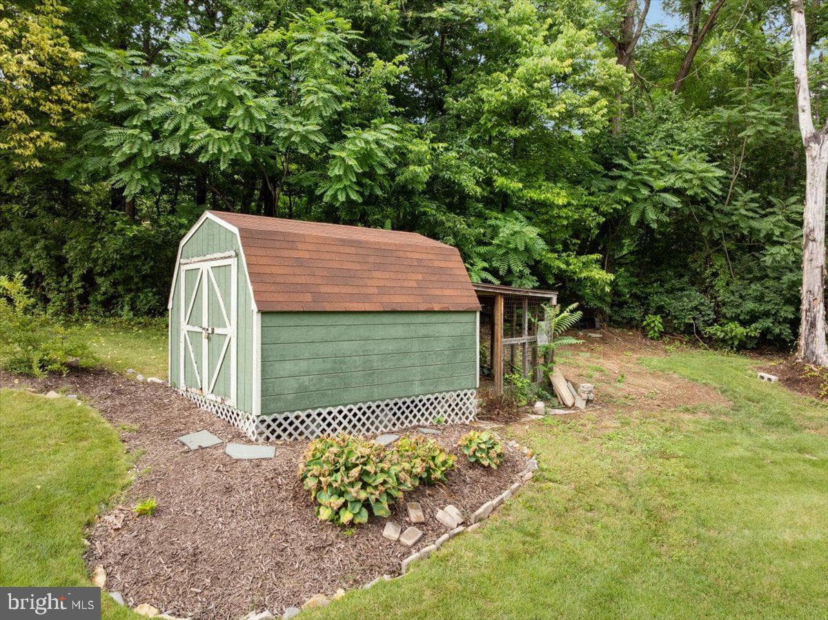 180 Quaker Lane photo 41