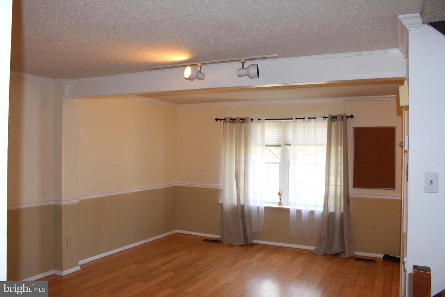 6827 Heatherway Court photo 2