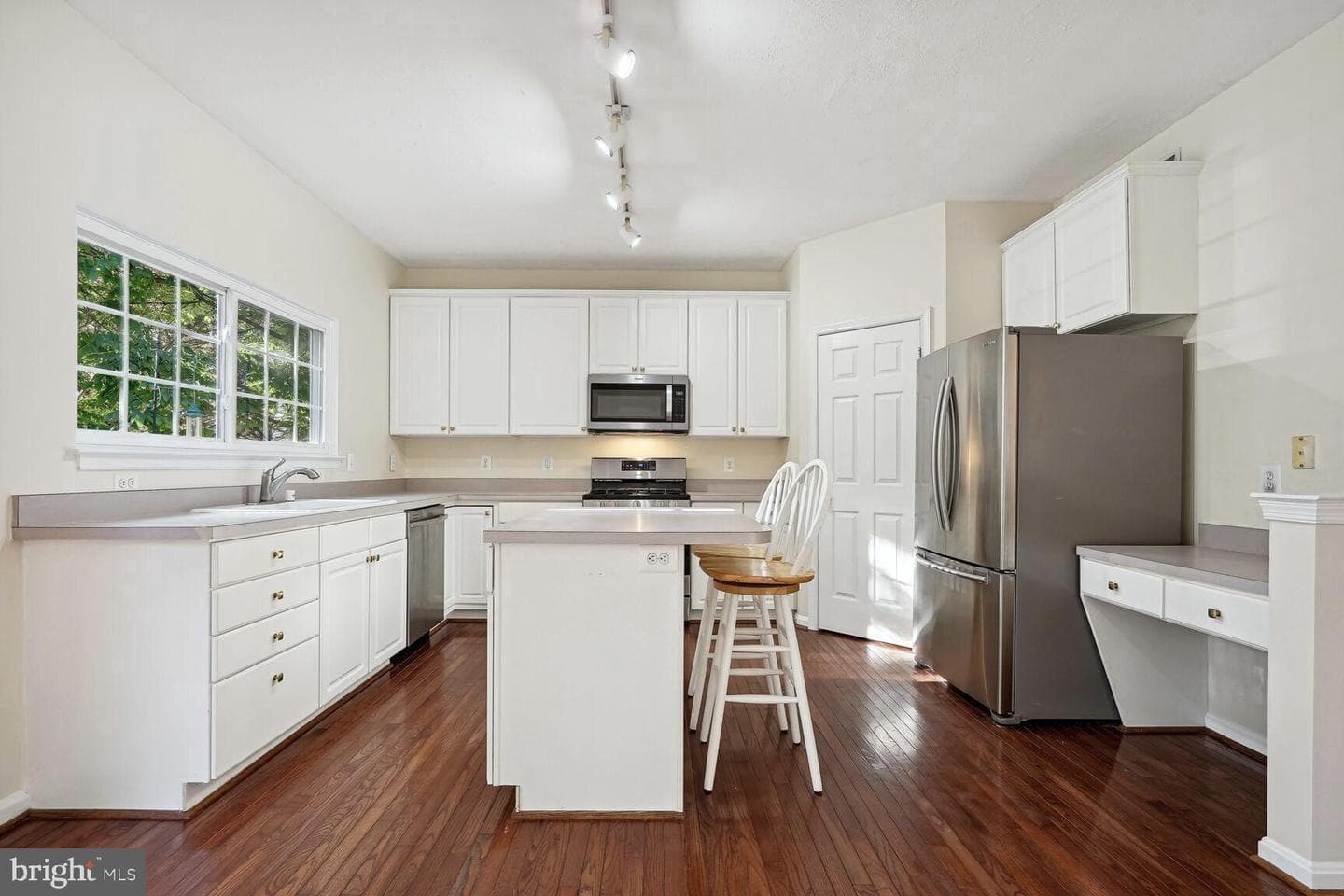 2817 Roesh Way photo 8