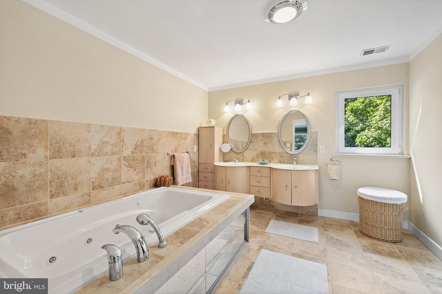 1640 Irvin photo 21