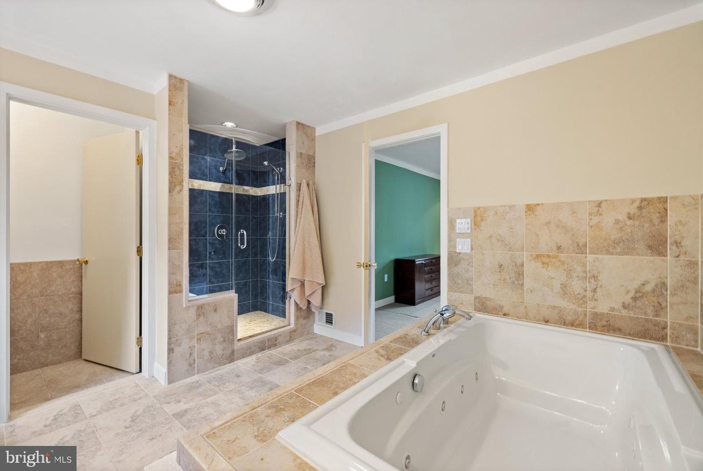 1640 Irvin photo 22