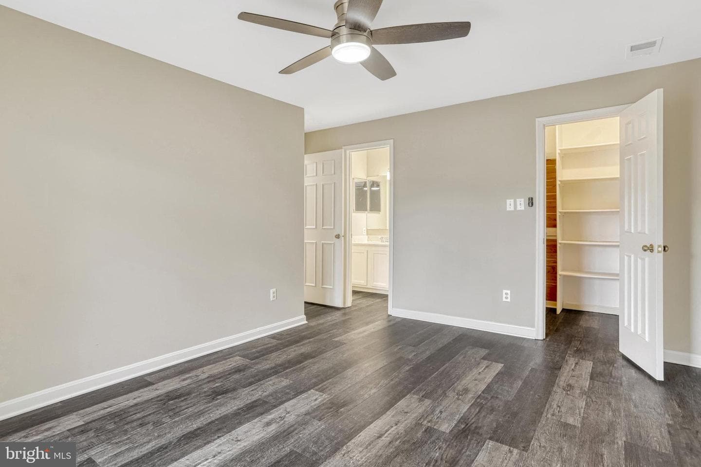 6090 Essex House Square photo 13