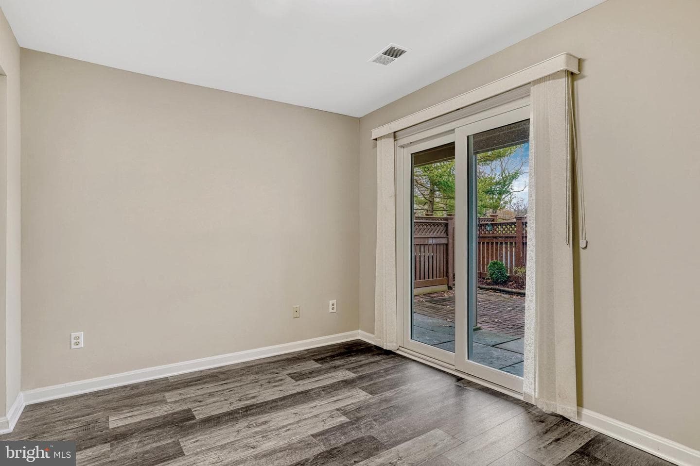 6090 Essex House Square photo 18