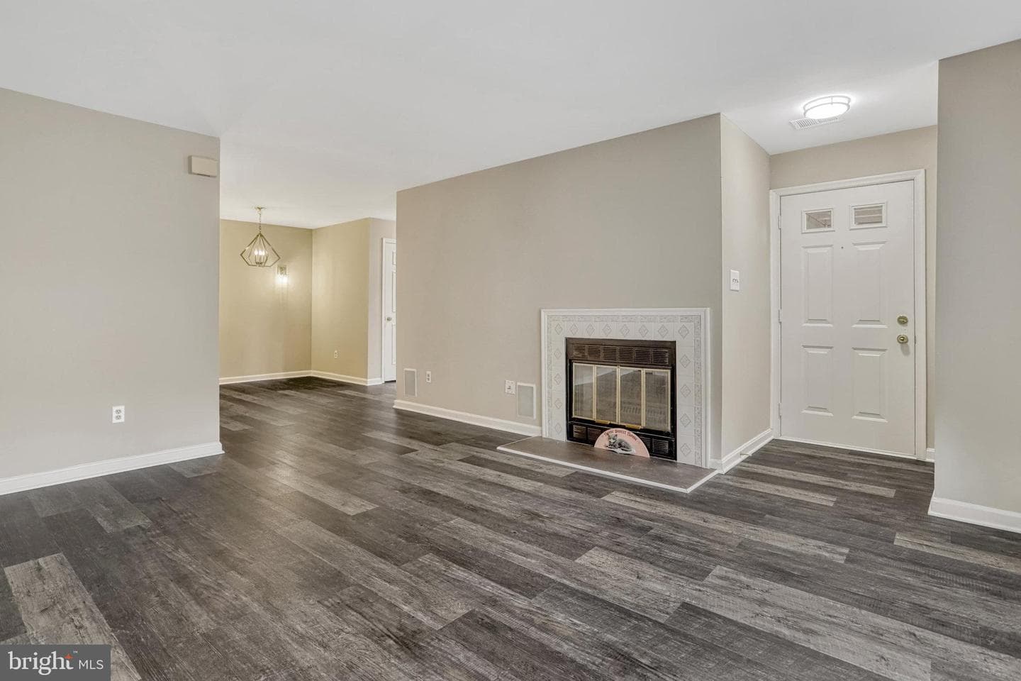 6090 Essex House Square photo 6
