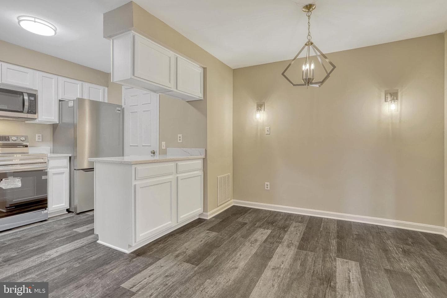 6090 Essex House Square photo 7