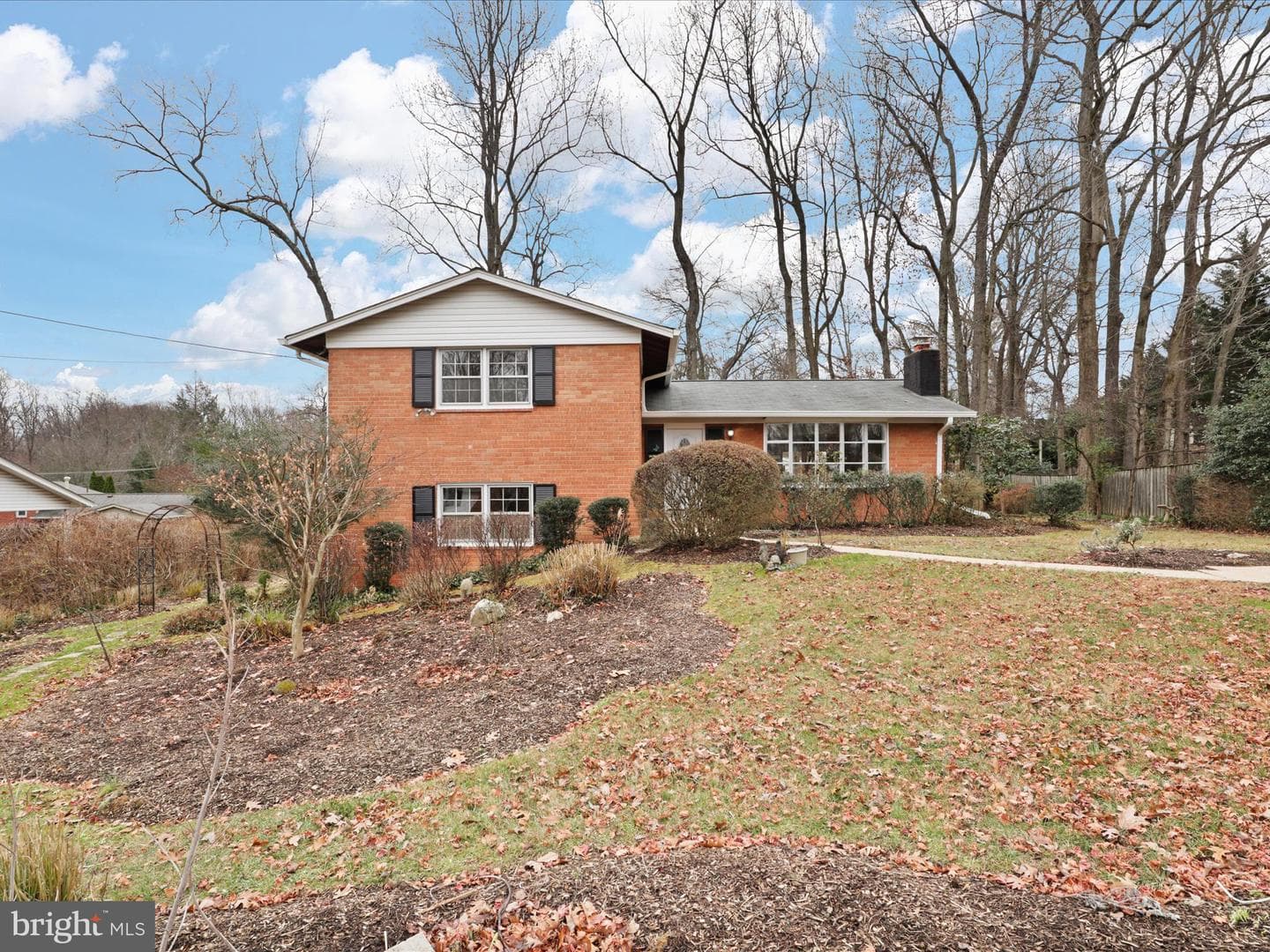 6815 Maplecrest Drive photo 4