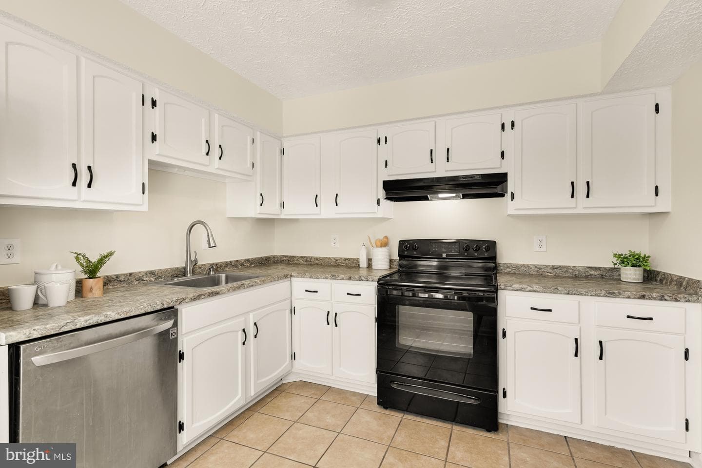 5704 Independence Circle photo 3