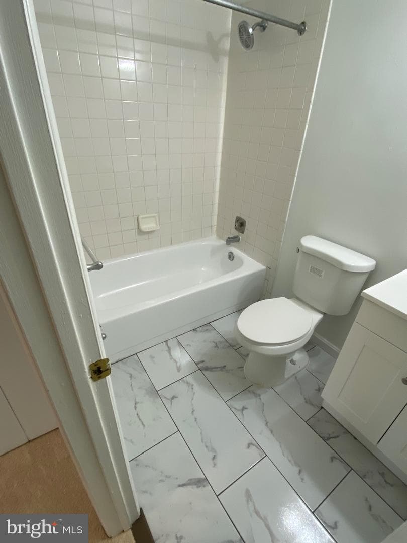 1005 Queens Court photo 14