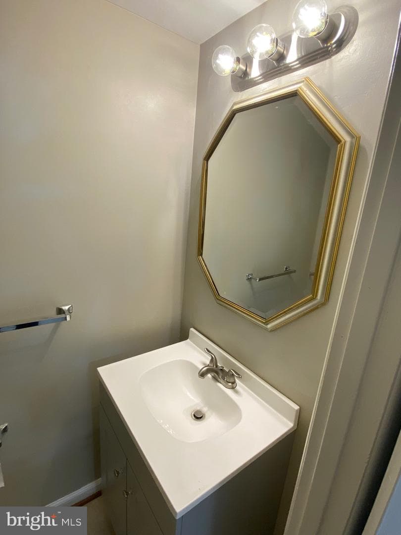 1005 Queens Court photo 22