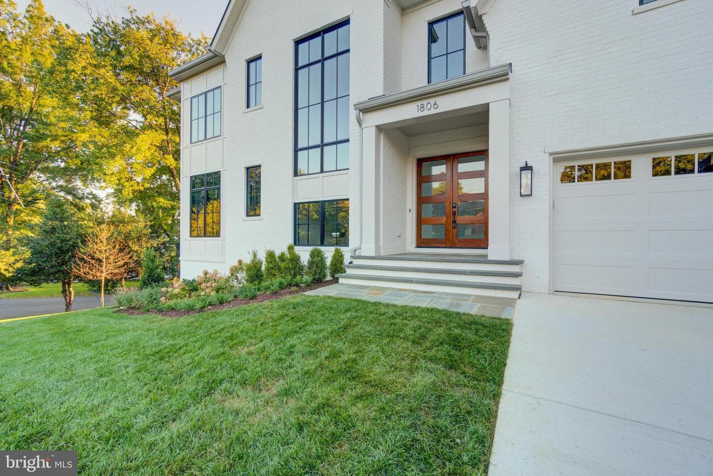 1806 Dumbarton Street photo 2