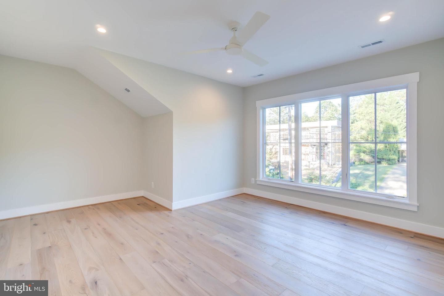 1806 Dumbarton Street photo 55