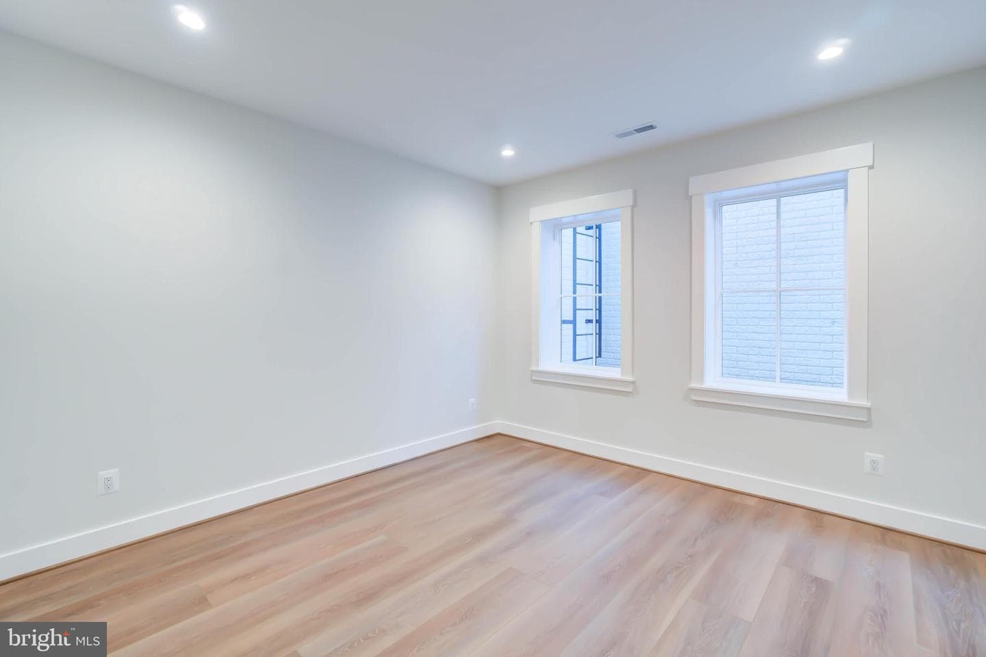 1806 Dumbarton Street photo 71