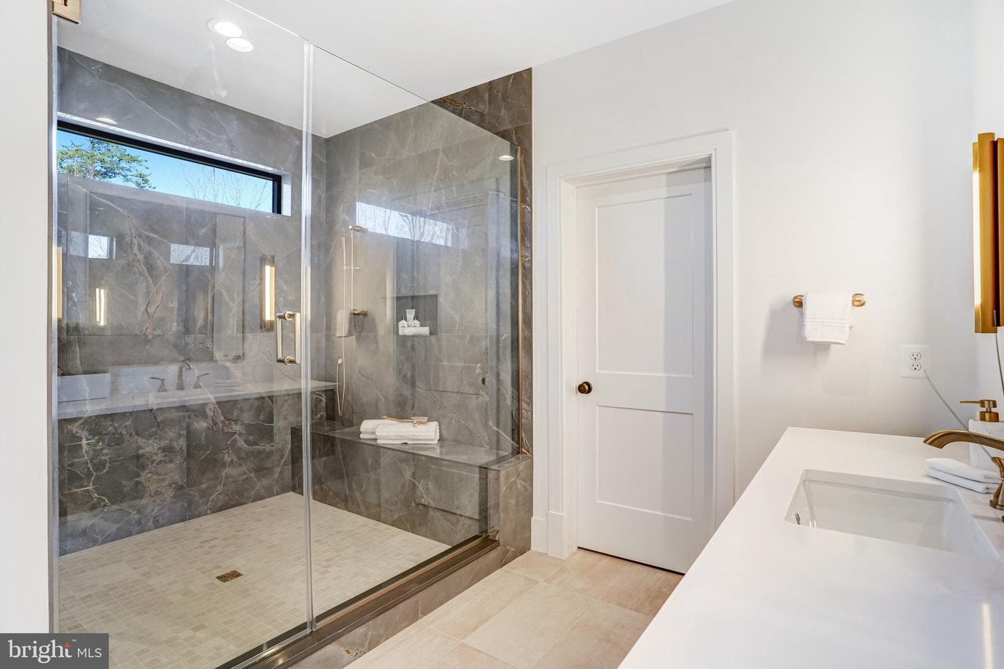 3946 N Dumbarton Street photo 41