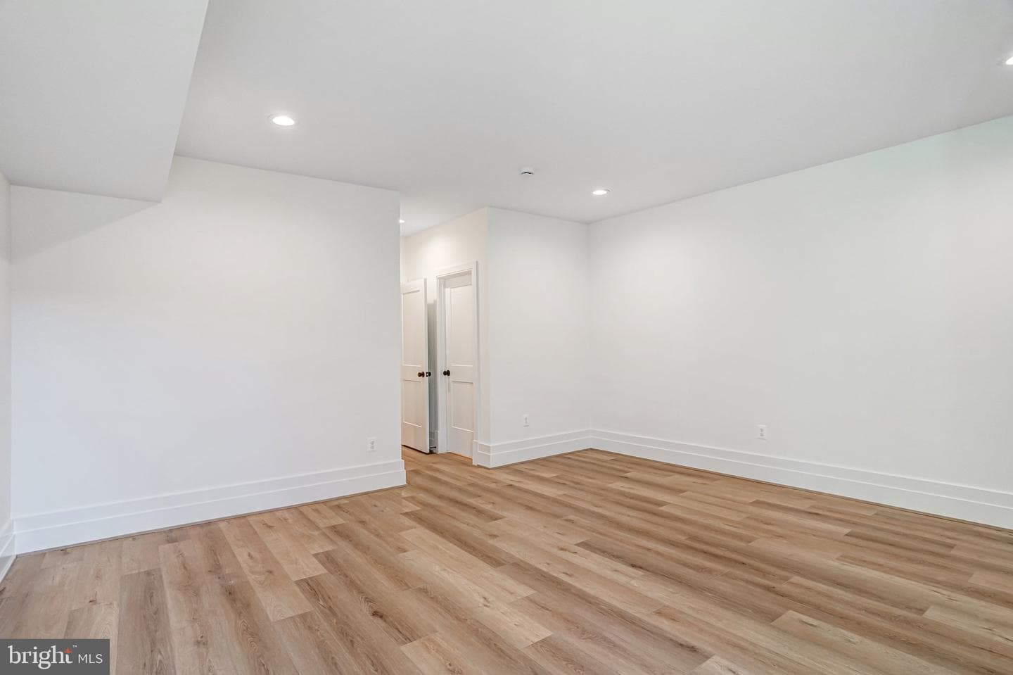 3946 N Dumbarton Street photo 64