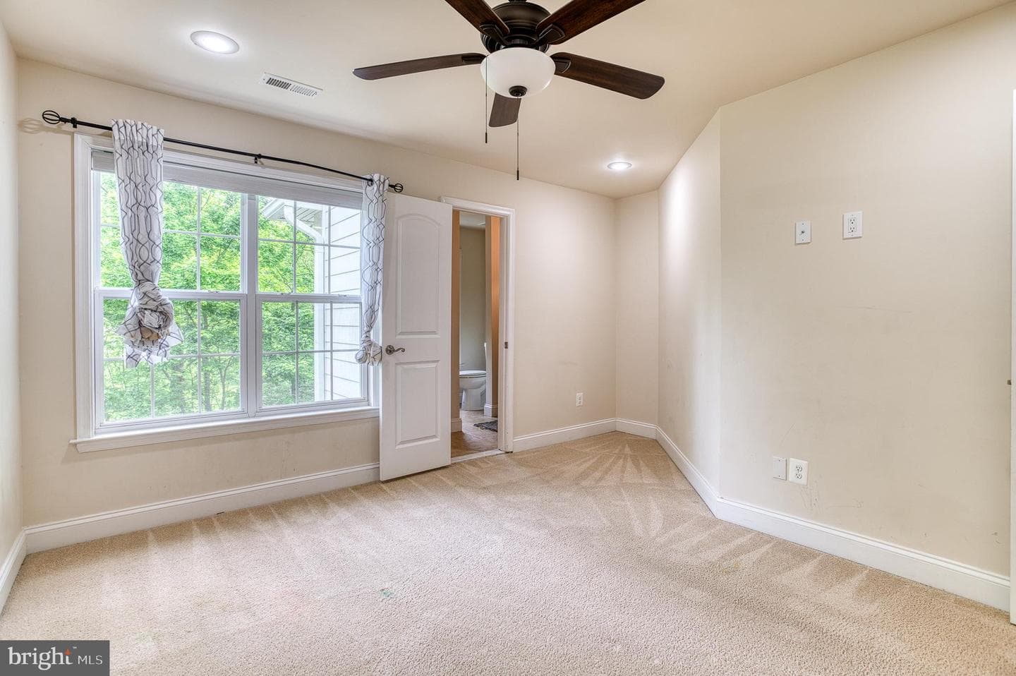 7140 Barry Road photo 36