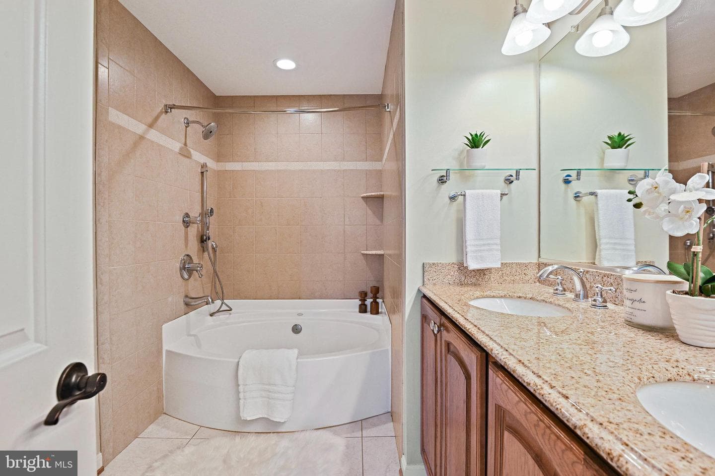 1205 Bond Street photo 25