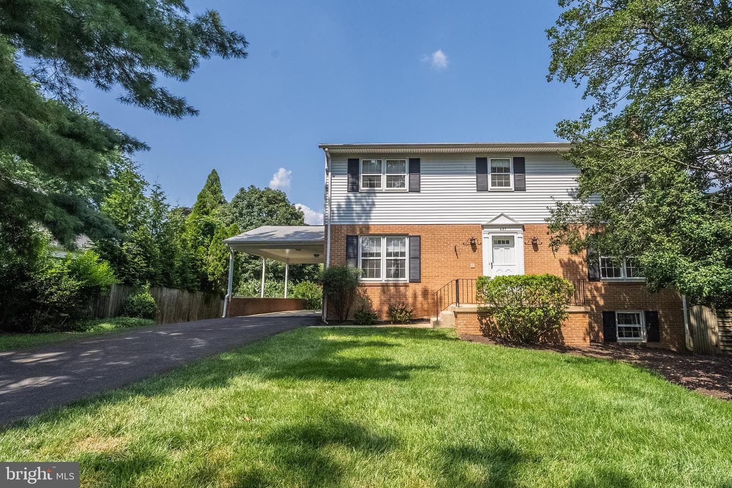 437 Glyndon Street NE photo 2