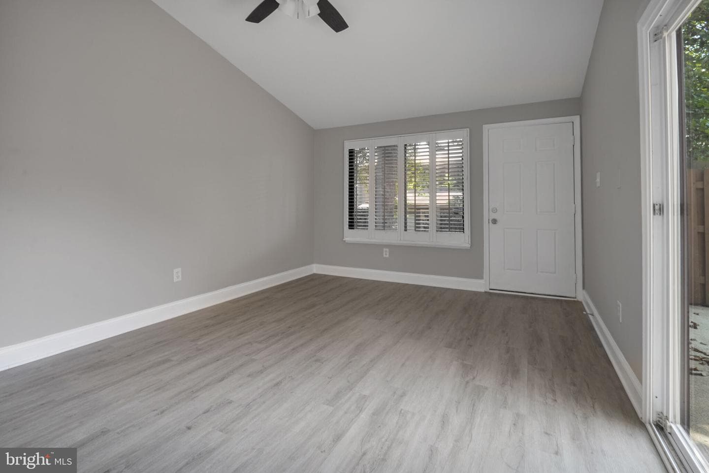 9084 Arlington Boulevard photo 3