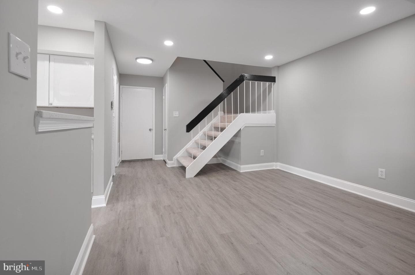9084 Arlington Boulevard photo 5