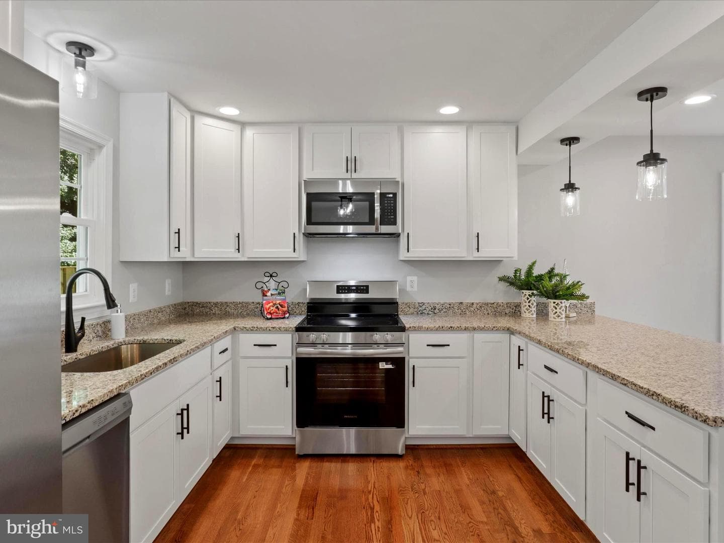 4435 Holly Avenue photo 4