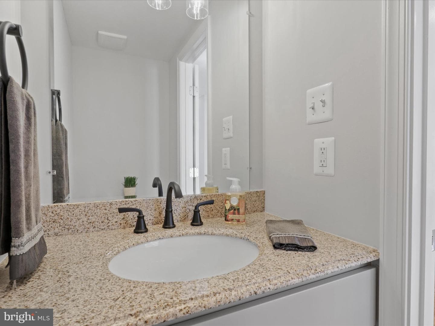 4435 Holly Avenue photo 9
