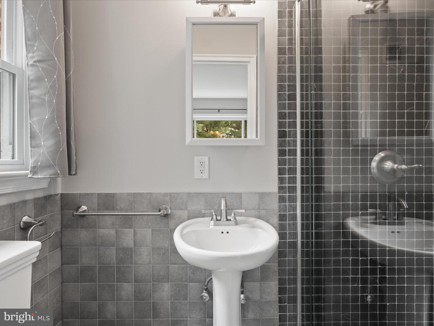 7533 Hollindale photo 31